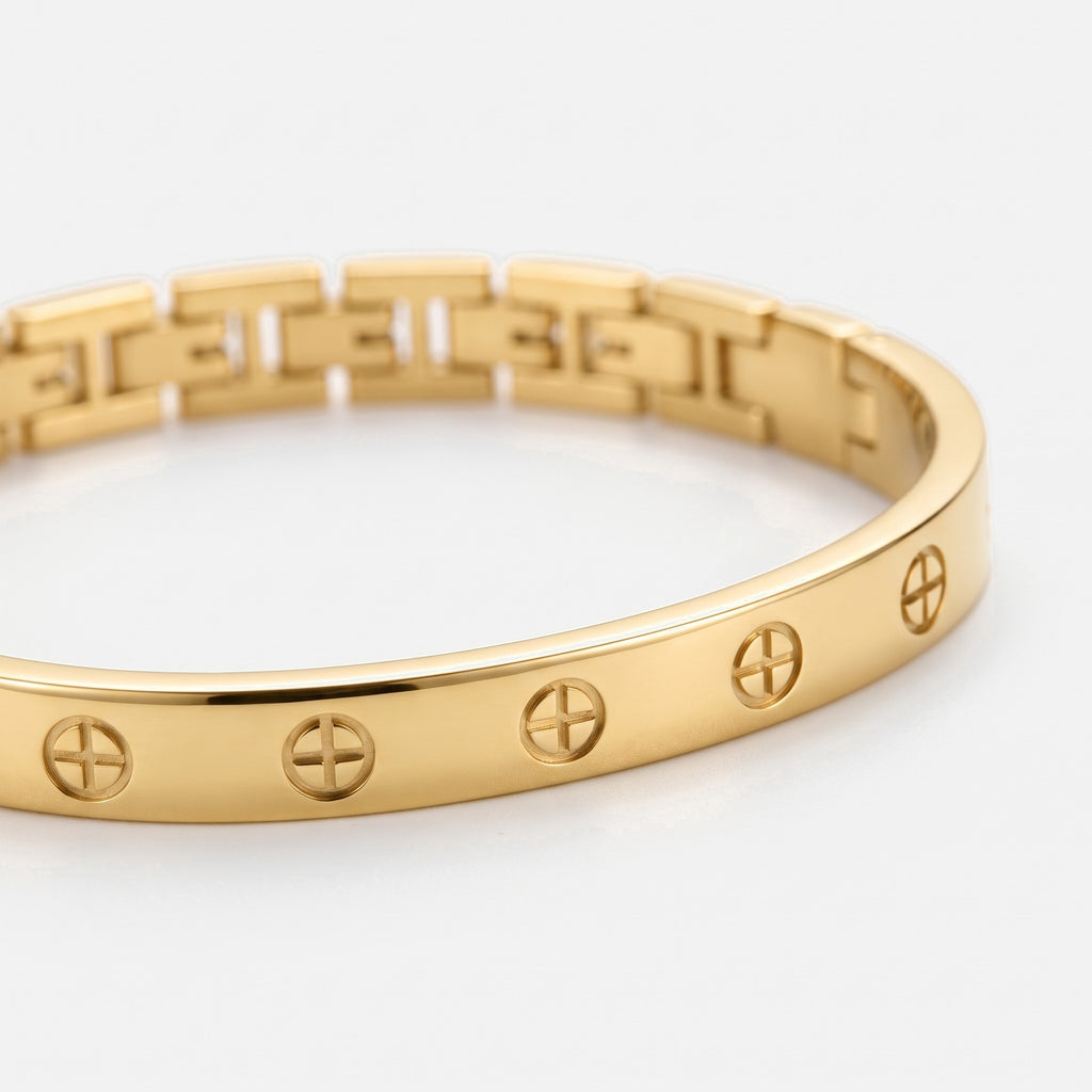 Amore Bangle Band in gold — close-up of the cross motifs along the cuff