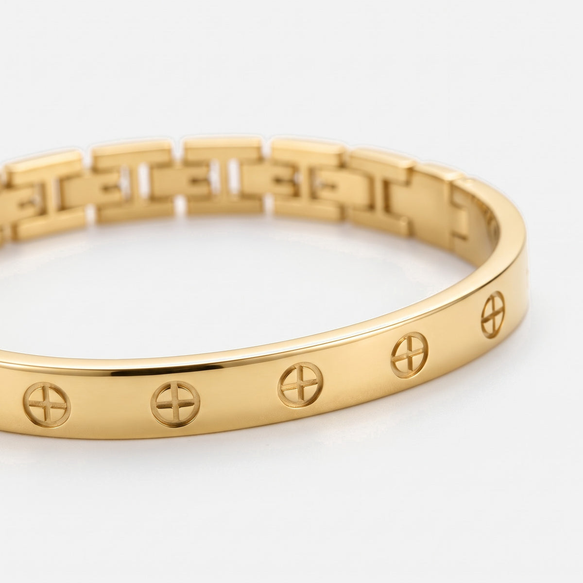 Amore Bangle Band in gold — close-up of the cross motifs along the cuff