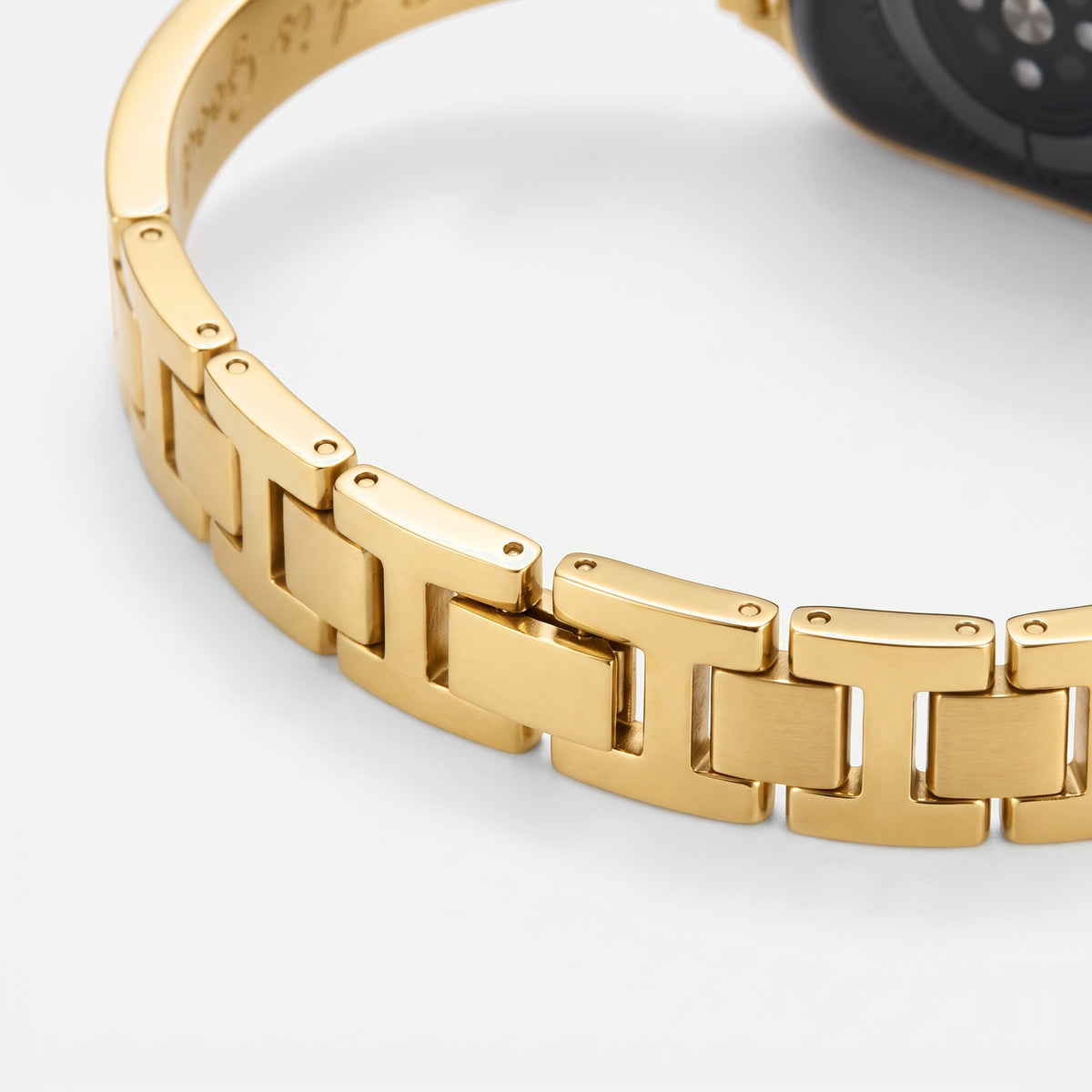 Fede Bangle Band in gold — folding clasp and links