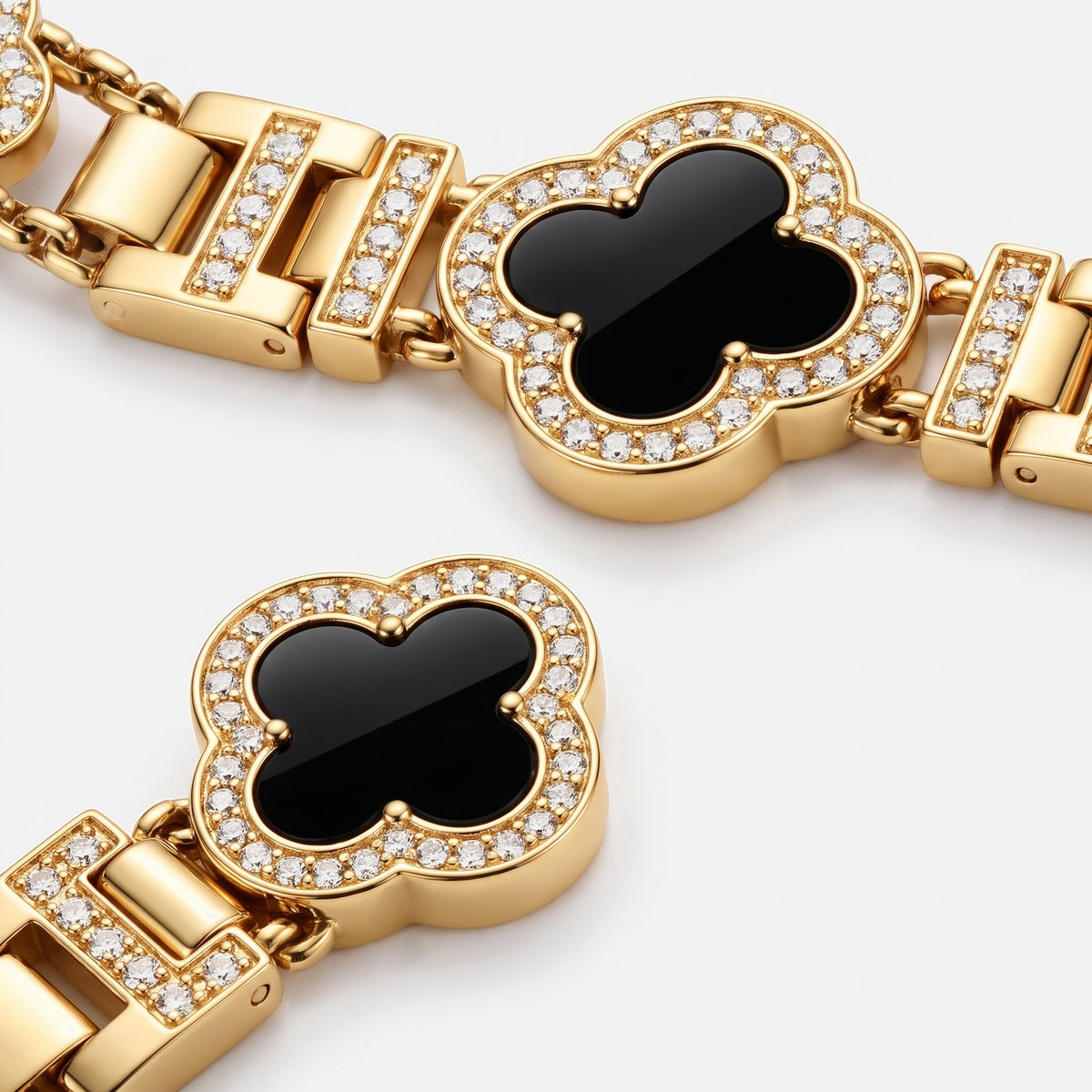 Fortuna Clover Band in gold — close-up of the black clover motifs