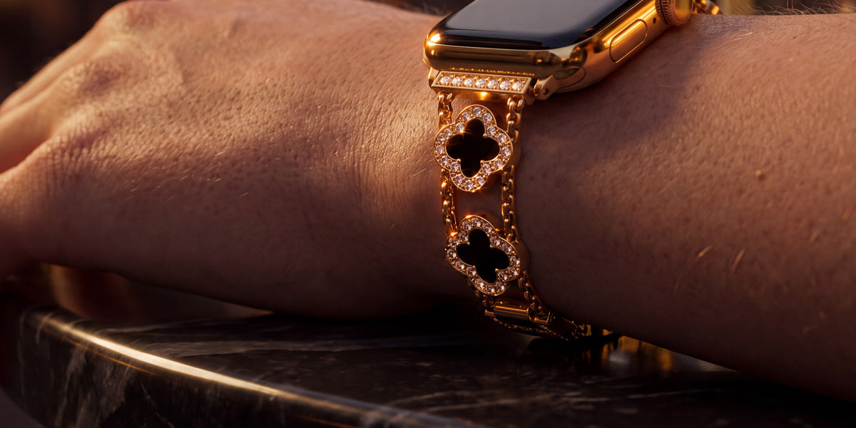 Fortuna Clover Band in gold on the wrist at dusk