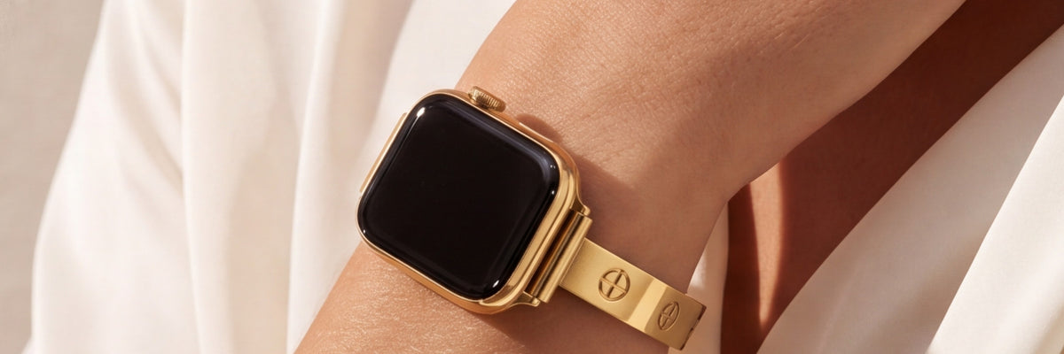 Amore Bangle Band in gold on the wrist